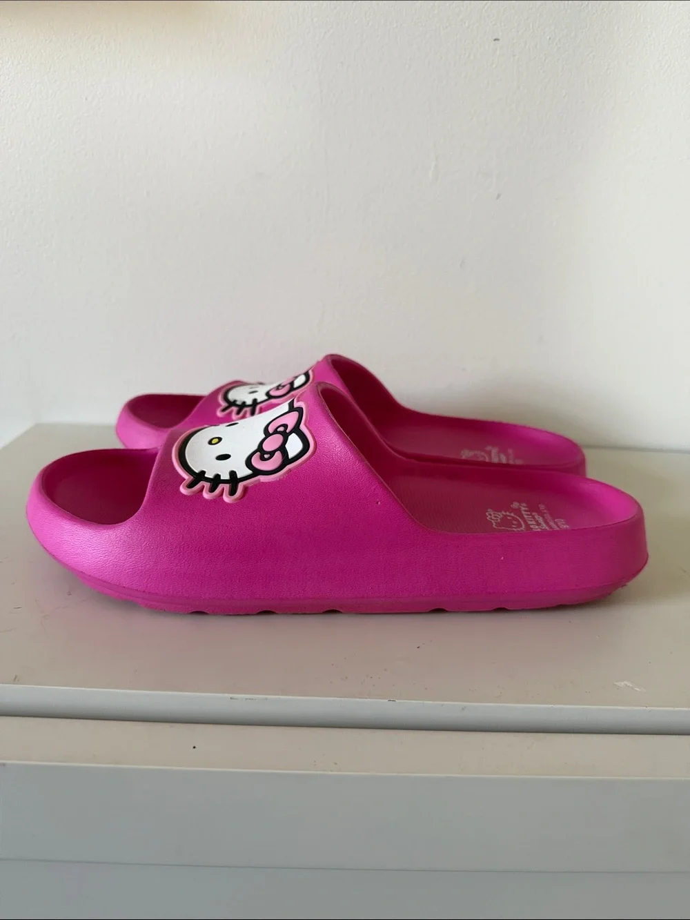 Hello Kitty Bright Pink Women’s Slide Sandals. Sz 9/10